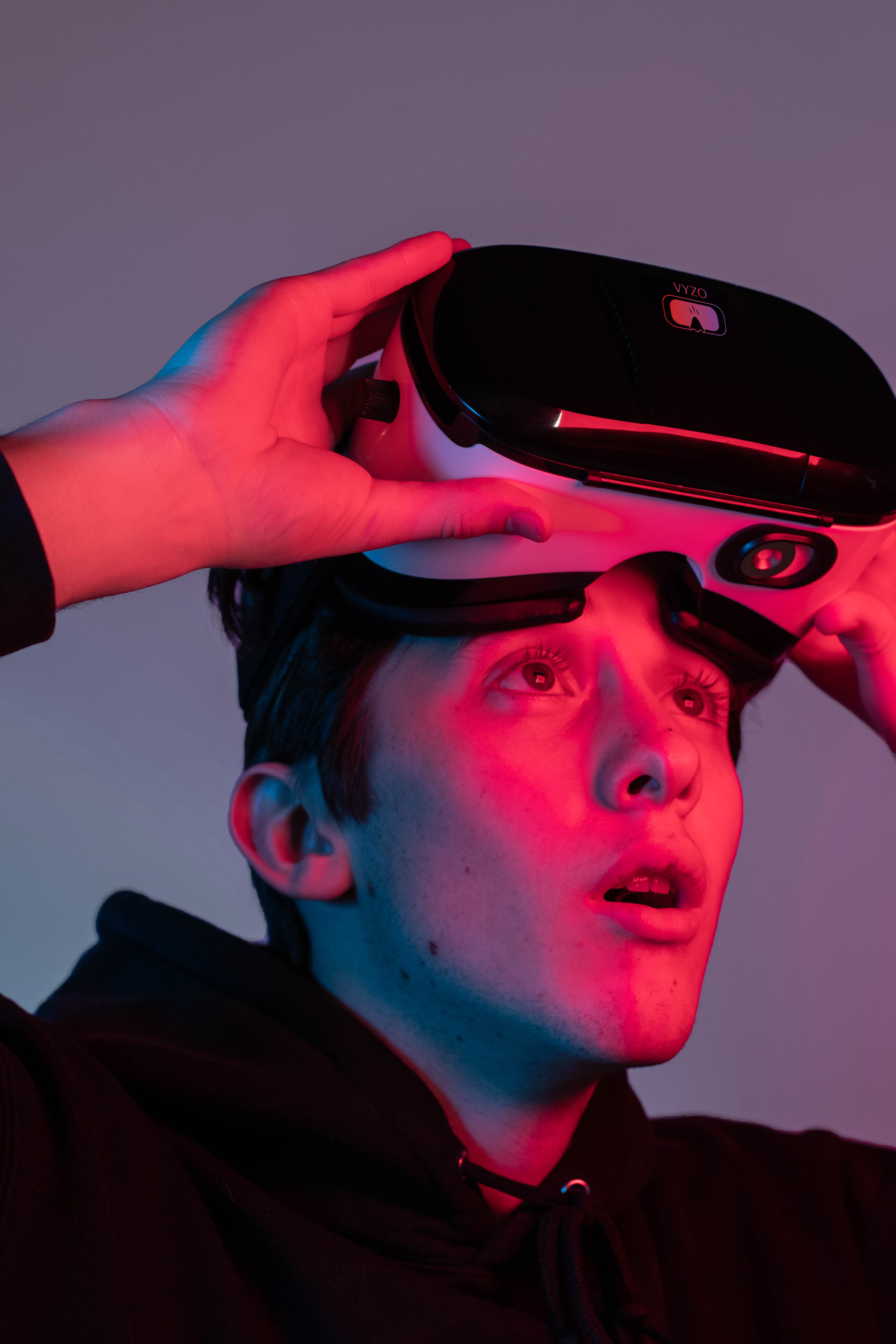 Personne utilisant un masque VR